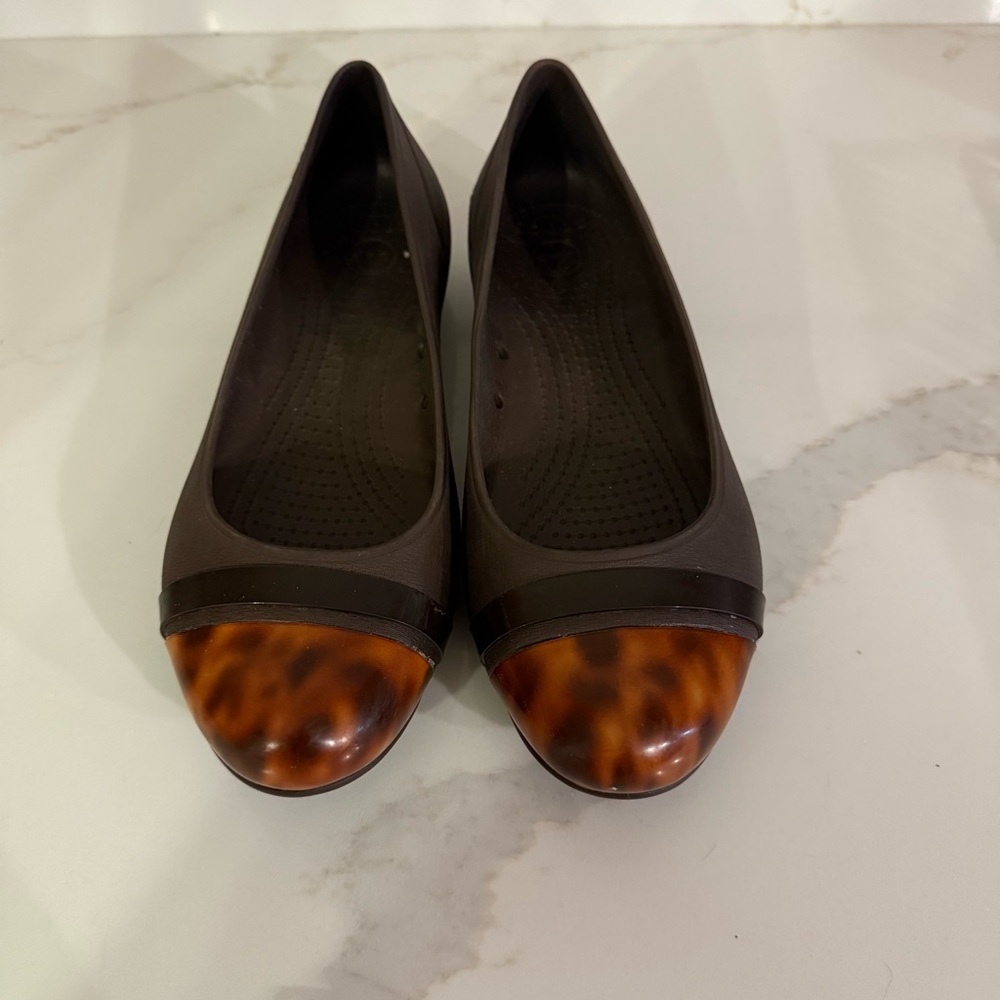 CROCS Cap toe Toortoise Ballet Flats Brown one small flaw